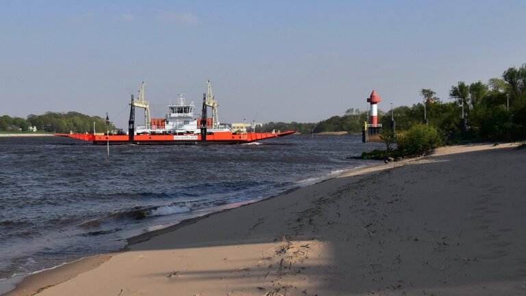 Komppal a túlpartra: A legrövidebb út, ami egyben a legszebb is